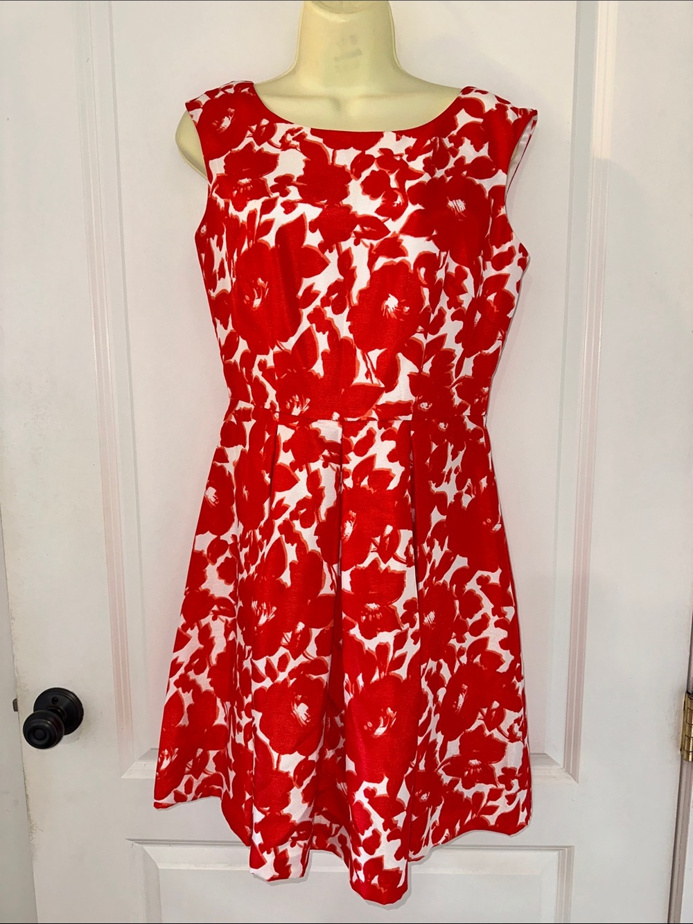 Danny & Nicole‎ Red and White Floral Knee Length Sleeveless Dress